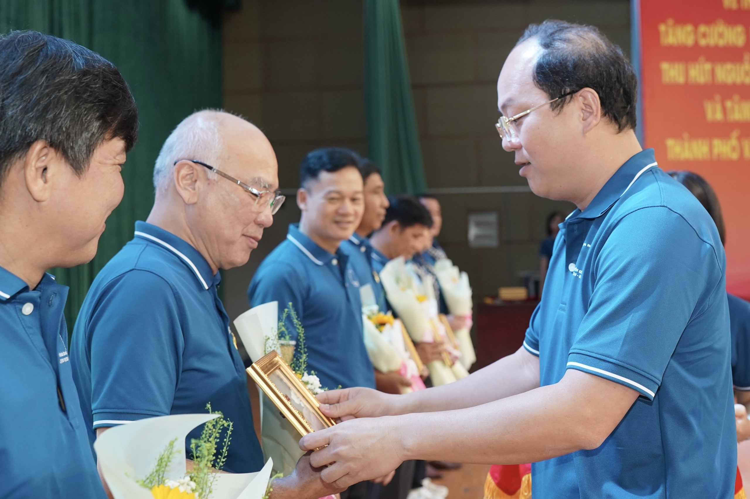 Đồng chí Nguyễn Hồ Hải, Phó Bí thư Thường trực Thành ủy TP. Hồ Chí Minh trao Kỷ niệm chương Vì sự nghiệp Tuyên giáo của Đảng đến đồng chí Phan Nguyễn Như Khuê (Ảnh: Hoàng Hùng).